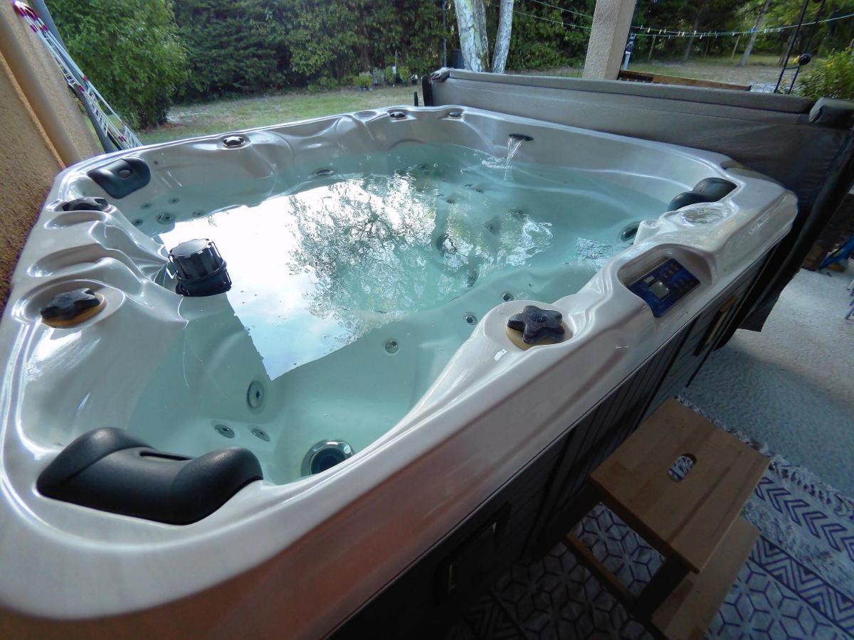 Gite A La Campagne Avec Jacuzzi Avensan Exteriér fotografie