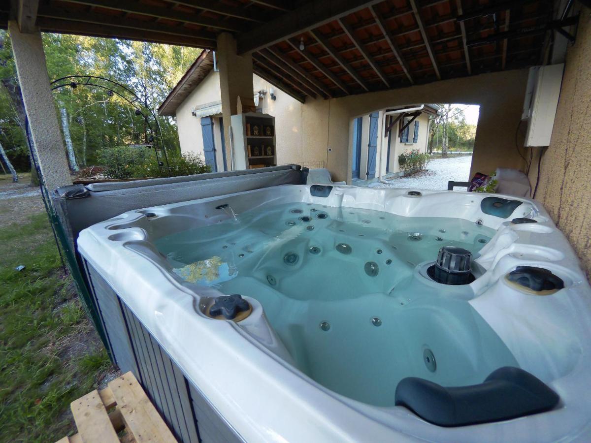 Gite A La Campagne Avec Jacuzzi Avensan Exteriér fotografie